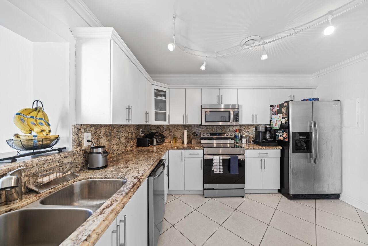 KENDALE LAKES TOWNHOUSE CONDO 2 - Residential Lease