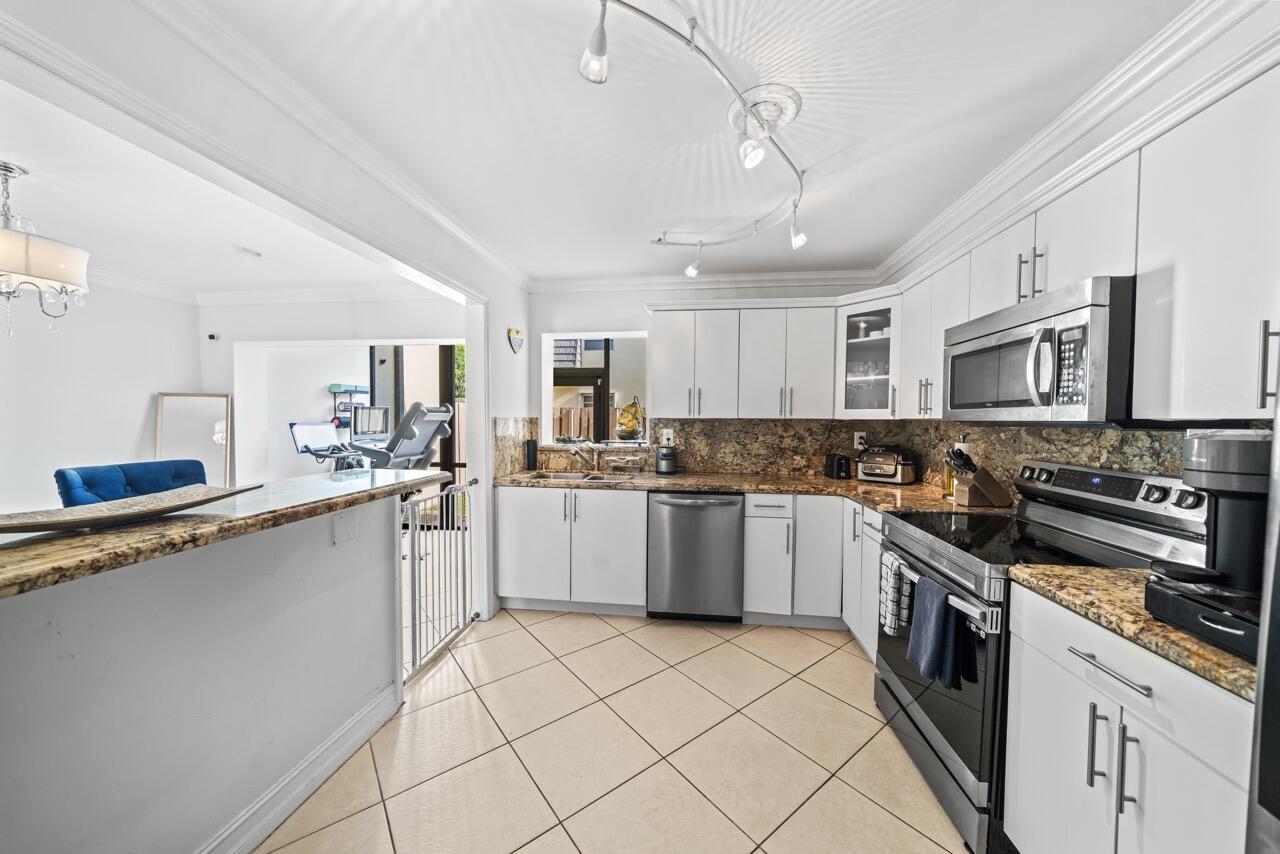 KENDALE LAKES TOWNHOUSE CONDO 2 - Residential Lease