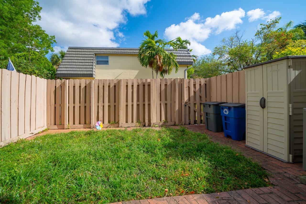KENDALE LAKES TOWNHOUSE CONDO 2 - Residential Lease