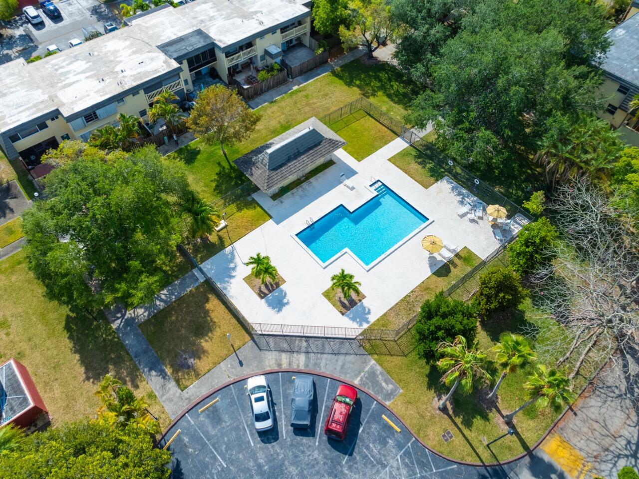 KENDALE LAKES TOWNHOUSE CONDO 2 - Residential Lease