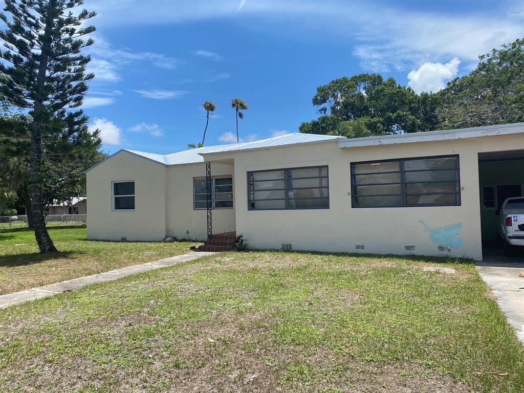 Photo of 701 Parkway Drive, Fort Pierce, FL 34950 (MLS # R10722551)