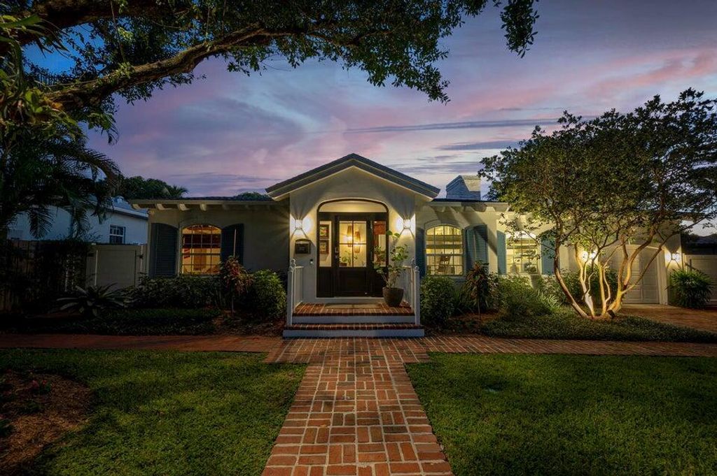 Photo of 302 NW 16th Street, Delray Beach, FL 33444 (MLS # R11141035)