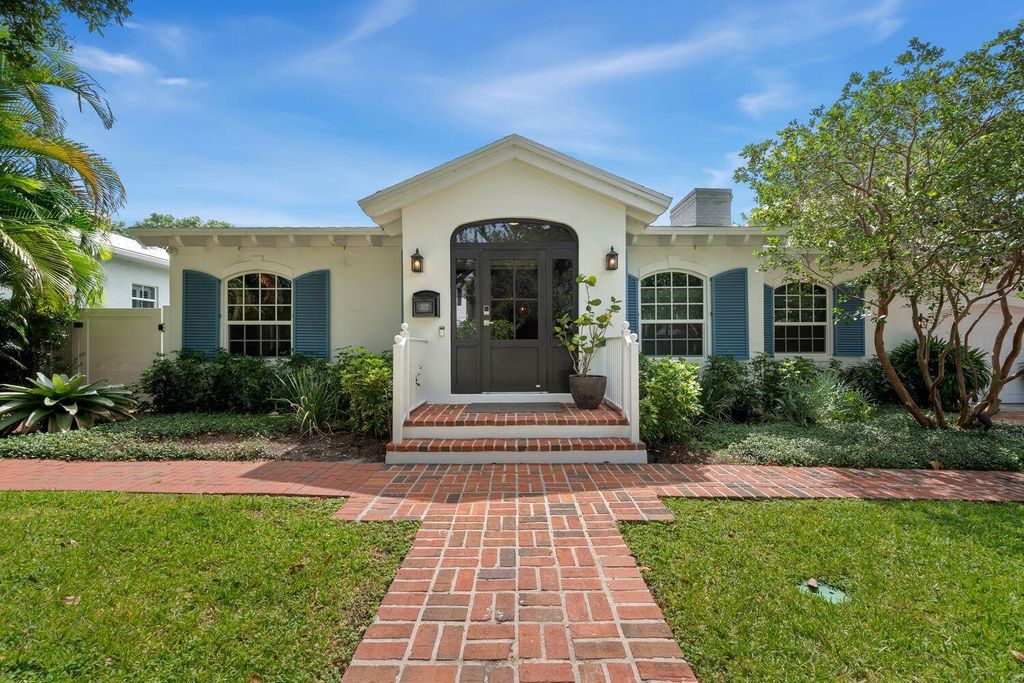 Photo of 302 NW 16th Street, Delray Beach, FL 33444 (MLS # R11141035)