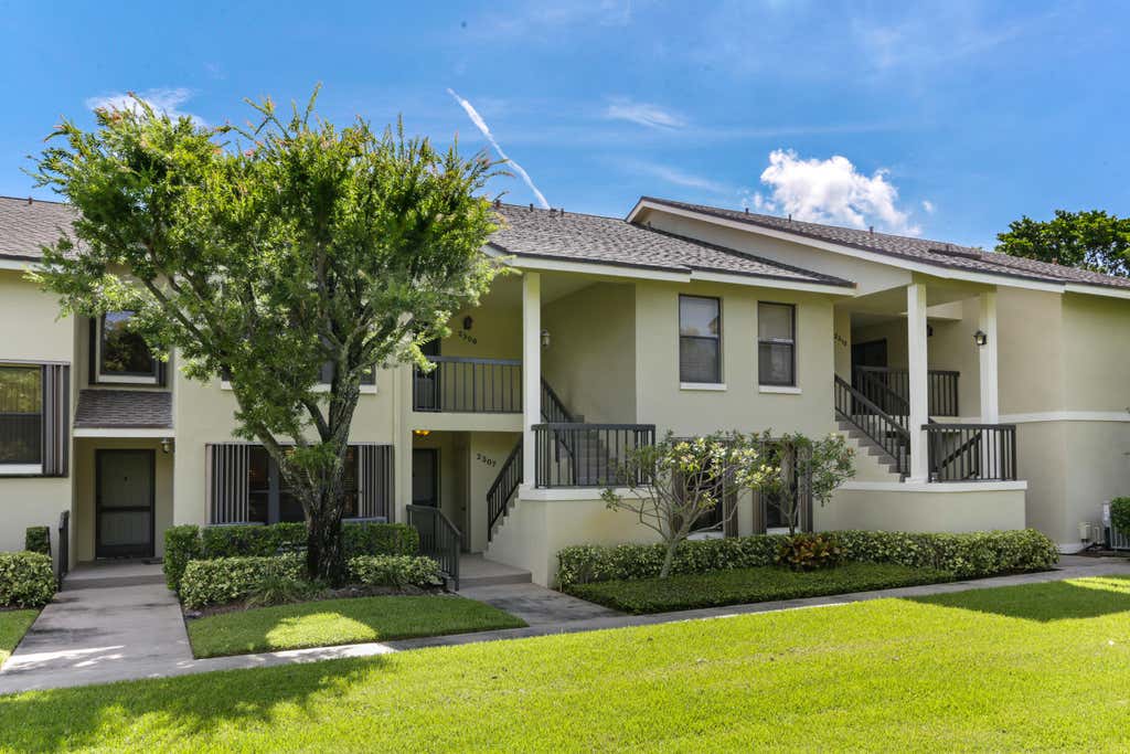 Photo of 2306 FAIRWAY Drive S, Jupiter, FL 33477 (MLS # B26052512)