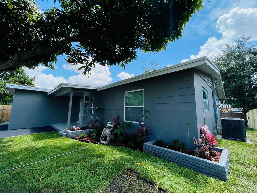 Photo of 220 SW 29th Avenue, Fort Lauderdale, FL 33312 (MLS # F10490677)