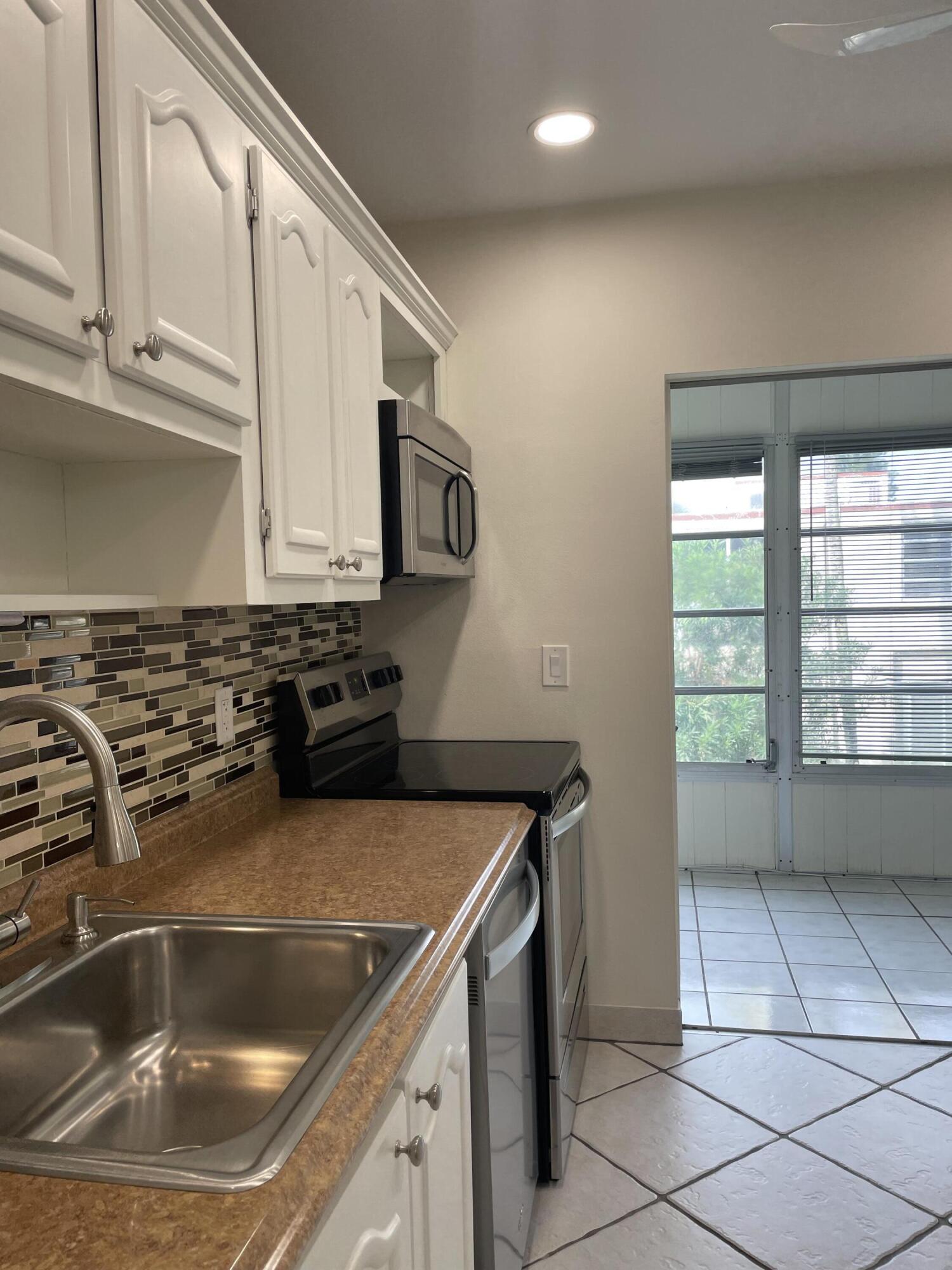 VILLAGES OF ORIOLE ABBEY - Residential Lease