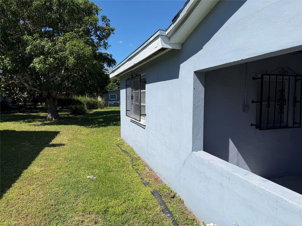 Photo of 703 N 17th St, Fort Pierce, FL 34950 (MLS # F10533879)