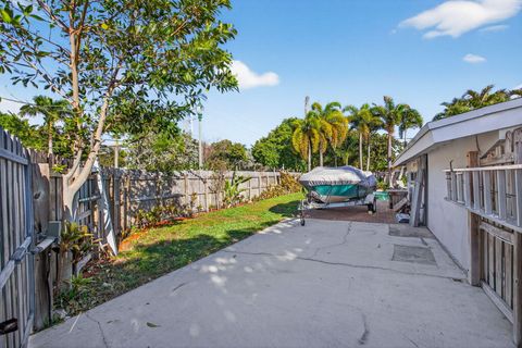 Tiny photo for 3792 NE 19th Avenue, Oakland Park, FL 33308 (MLS # R11150557)
