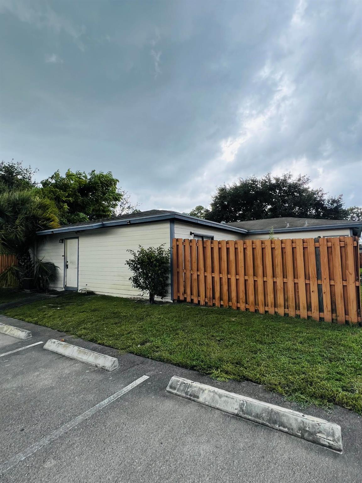 Very nice 1 bedroom unit centrally located. Washer and dryer in unit! Basic cable included in the rent. Professionally managed by management company 24/7 on call emergency service.