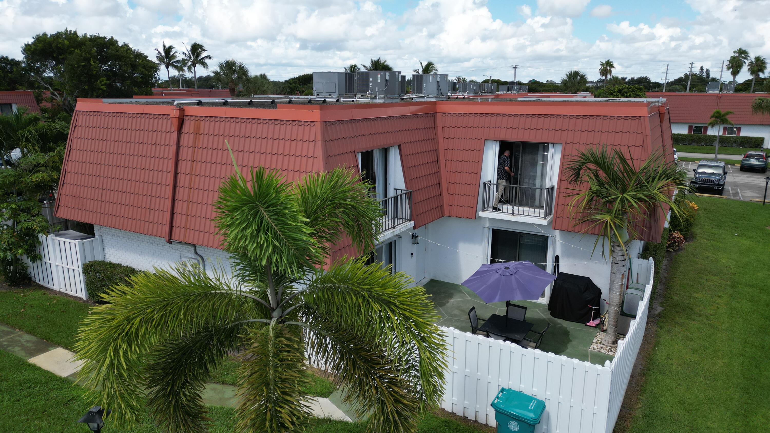 Spacious 2 bedroom 2.5 bath townhouse in Golf View Harbor with 1650 sq feet under air . The home features new floors through out, new AC installed in 2021, stainless appliances put in 2021, all 3 baths renovated 2022, smart home thermostat. The pool is just seconds from your door, and the neighborhood has a pedestrian bridge into Caloosa Park - 64+acres offering everything from pickleball to soccer, biking and hiking trails, playground, bbq sites and more. Just a short drive to Shopping, dining and nightlife on Atlantic Ave and world-class beaches.