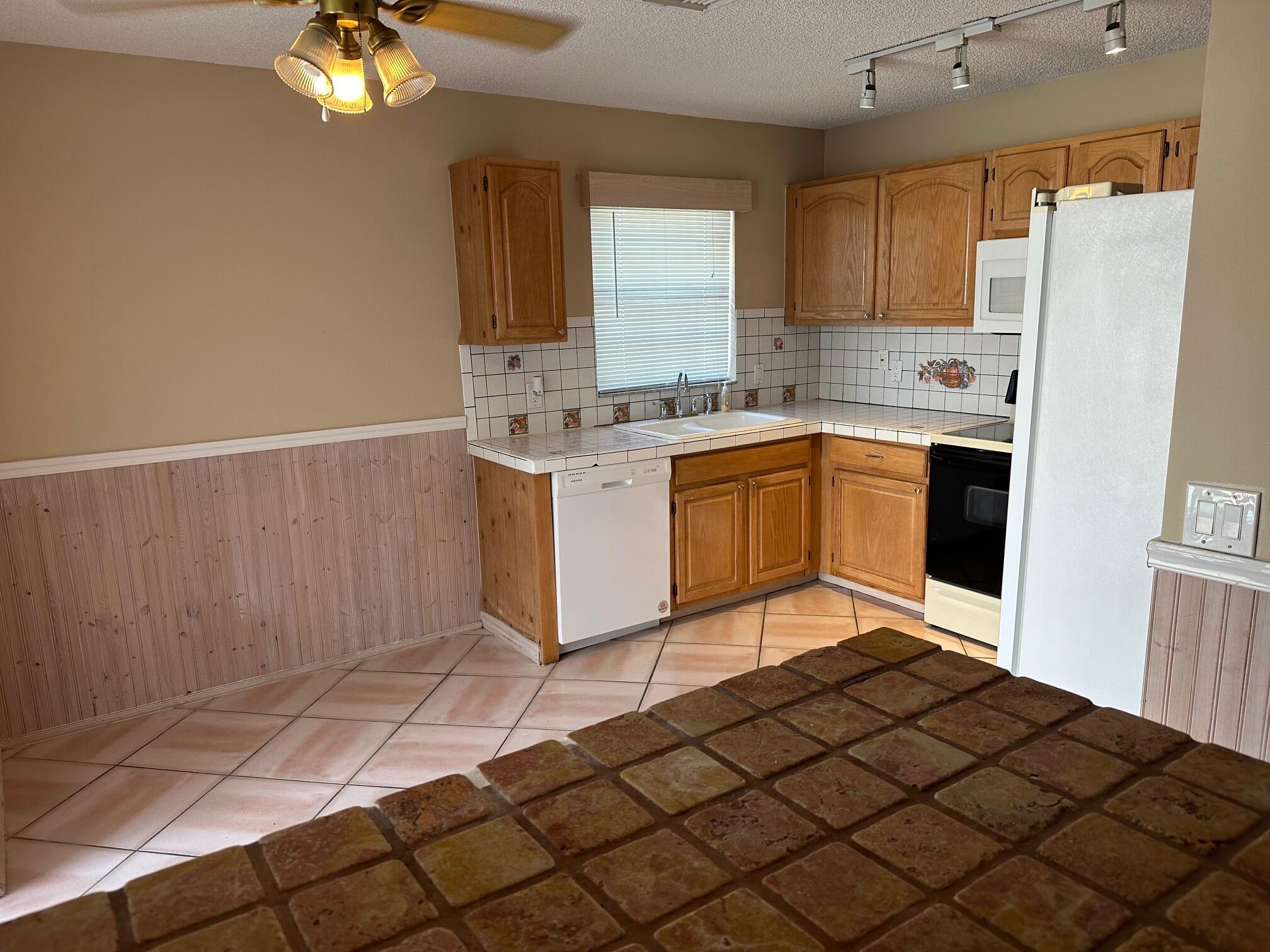 BOCA GARDENS - Residential Lease