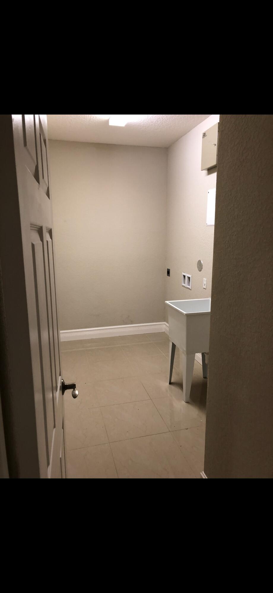 HOLT EST - Residential