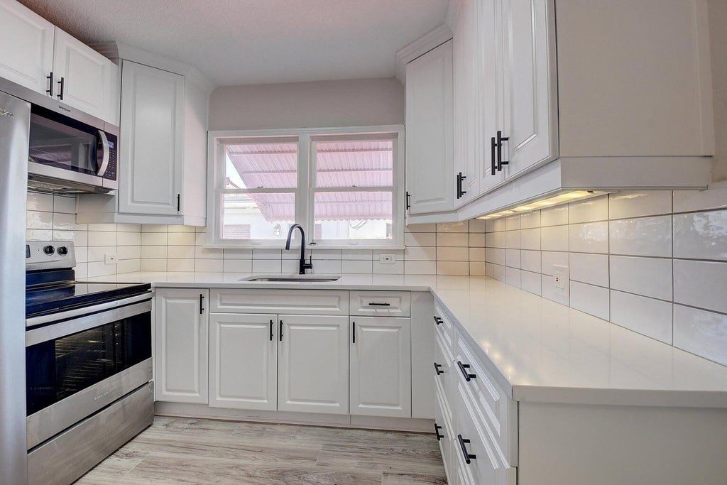 Photo of 348 SE 4th Avenue SE, Delray Beach, FL 33483 (MLS # B26073184)
