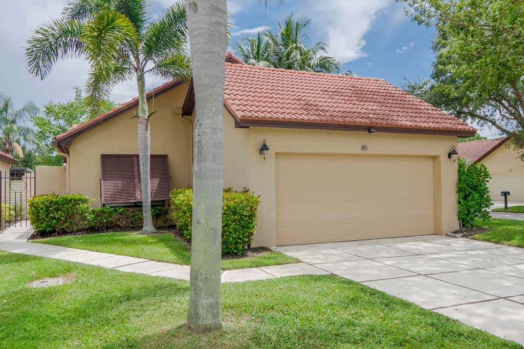 Photo of 85 Ironwood Way N, Palm Beach Gardens, FL 33418 (MLS # R11105582)