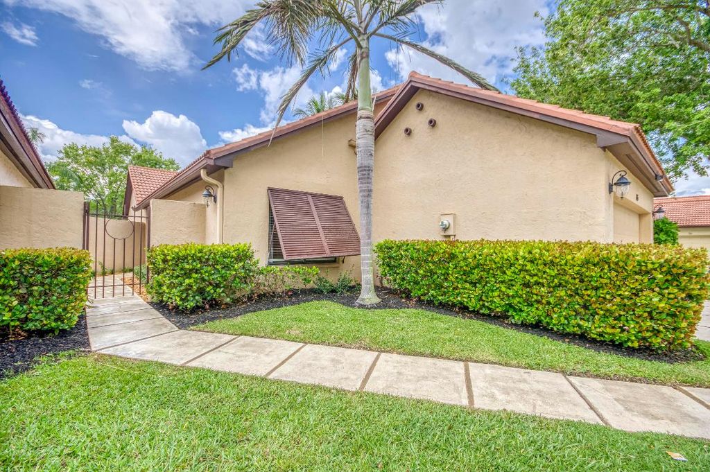 Photo of 85 Ironwood Way N, Palm Beach Gardens, FL 33418 (MLS # R11105582)