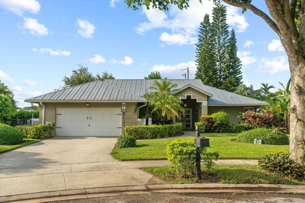 Photo of 703 Golf Court, Delray Beach, FL 33445 (MLS # R11014191)