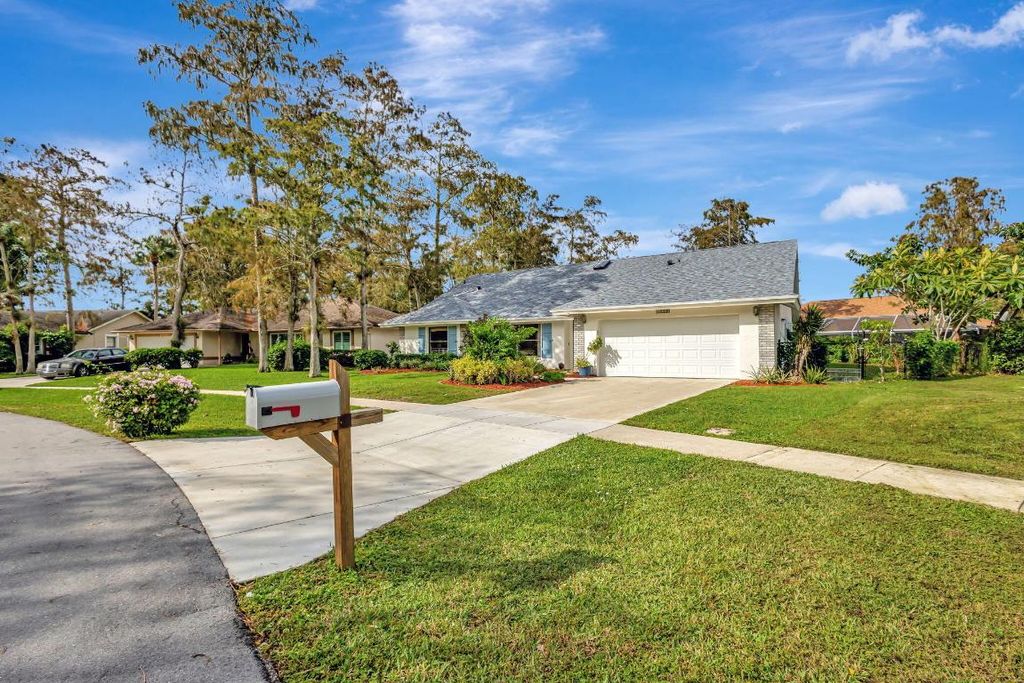 Photo of 14170 Greentree Drive, Wellington, FL 33414 (MLS # R11035269)