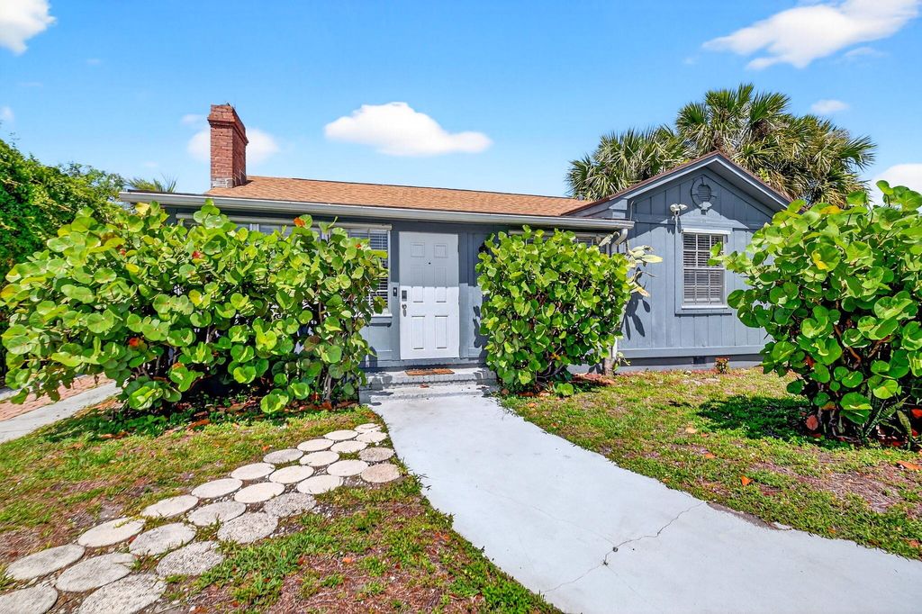 Photo of 1123 Oak Street, West Palm Beach, FL 33405 (MLS # B26022963)