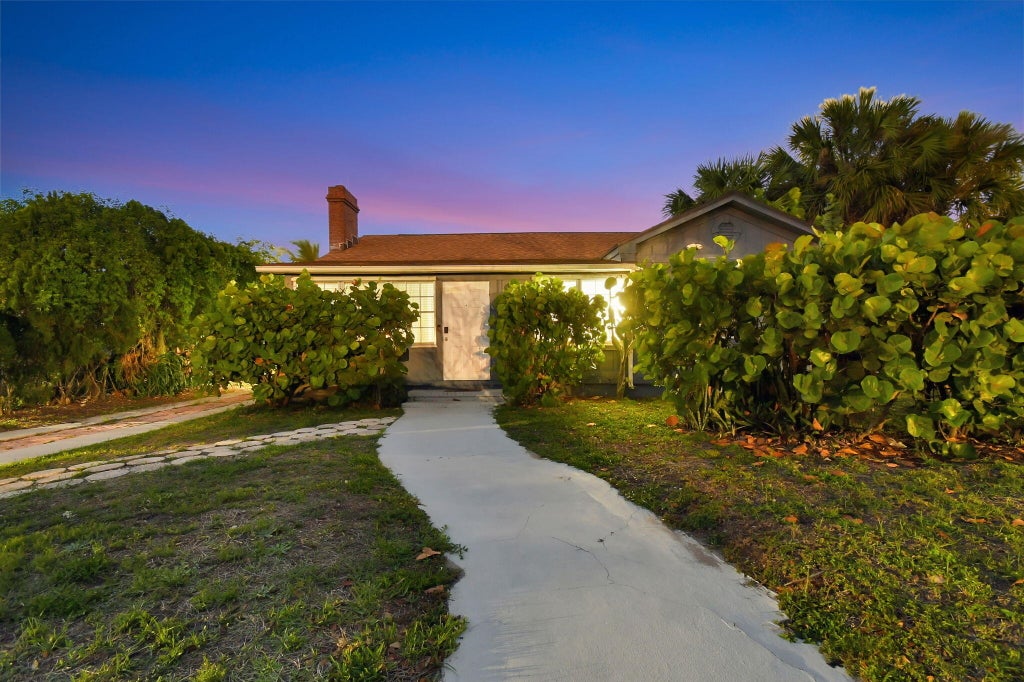 Photo of 1123 Oak Street, West Palm Beach, FL 33405 (MLS # B26022963)