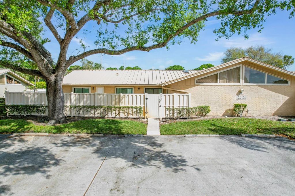 Photo of 5969 Golden Eagle Circle #5969, Palm Beach Gardens, FL 33418 (MLS # F10427346)