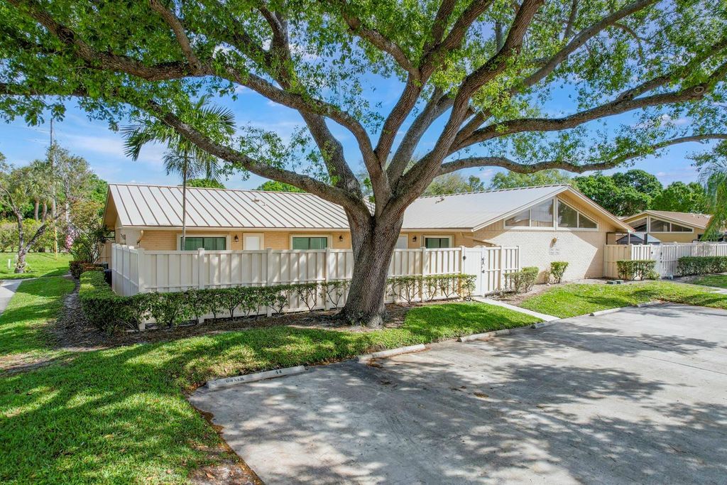 Photo of 5969 Golden Eagle Circle #5969, Palm Beach Gardens, FL 33418 (MLS # F10427346)