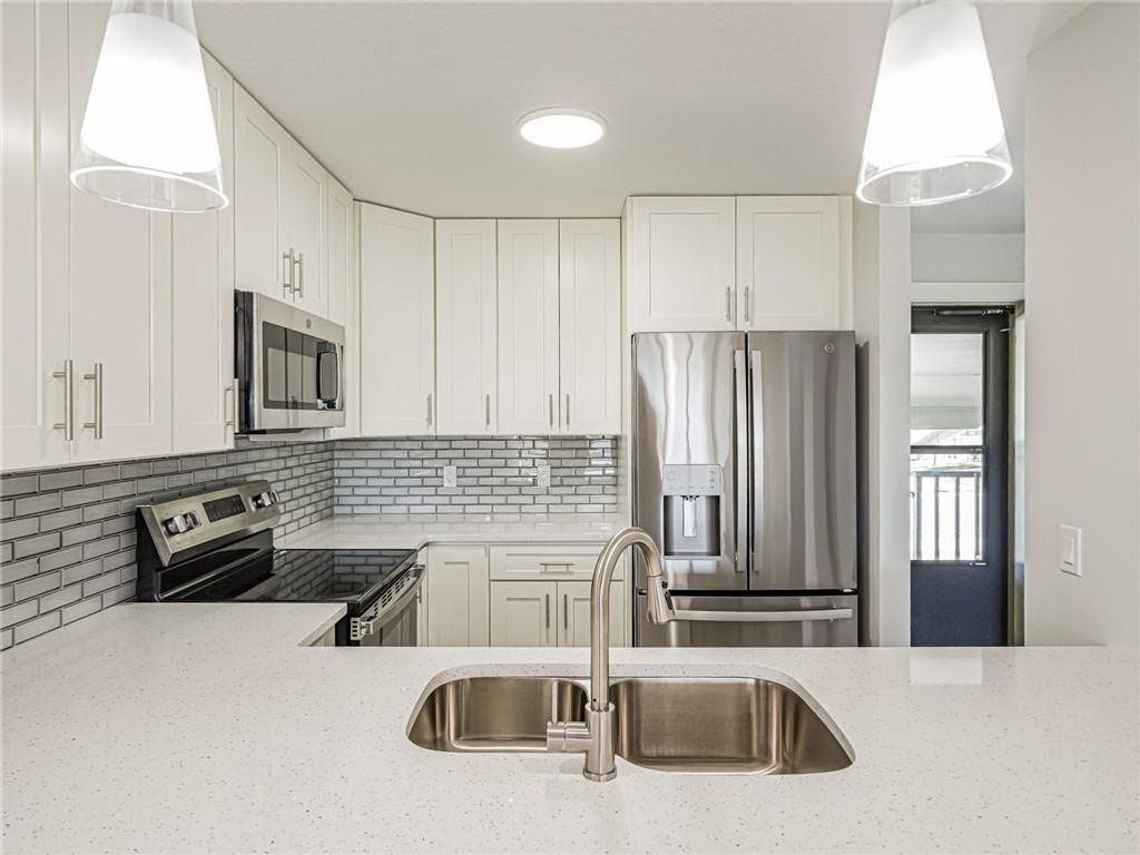 Photo of 26 Plantation Dr #202, Vero Beach, FL 32966 (MLS # R11158280)