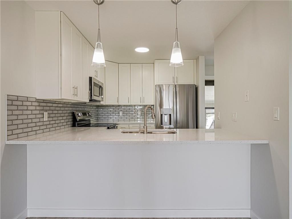 Photo of 26 Plantation Dr #202, Vero Beach, FL 32966 (MLS # R11158280)