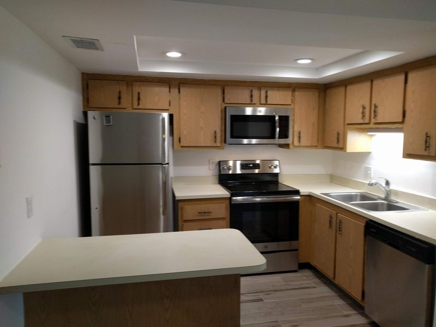 Lovely 2/2 Condo.New Appliance, Upated Apartament Washer and Dryer in Unit .Screened Patio.All Tile Floors.Pool and Tennis in community. Great Location,Good schools,Close shopping, No age Restriction.Water Sewer and Basic Cable included