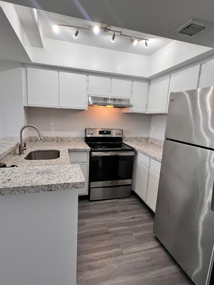 1 bedroom 1 bath third Floor Corner unit .Ready to move in. Bright and spacious- StainlessSteel appliances. Walk in closet. Super clean. Laundry facilities. Bella Largo Vista offers great amenities and amazing lakeside views of Downtown. Water is included in the rent ! Pets allowed w/restrictions. All Ages community. Minimum Credit Score required by Association 600+.