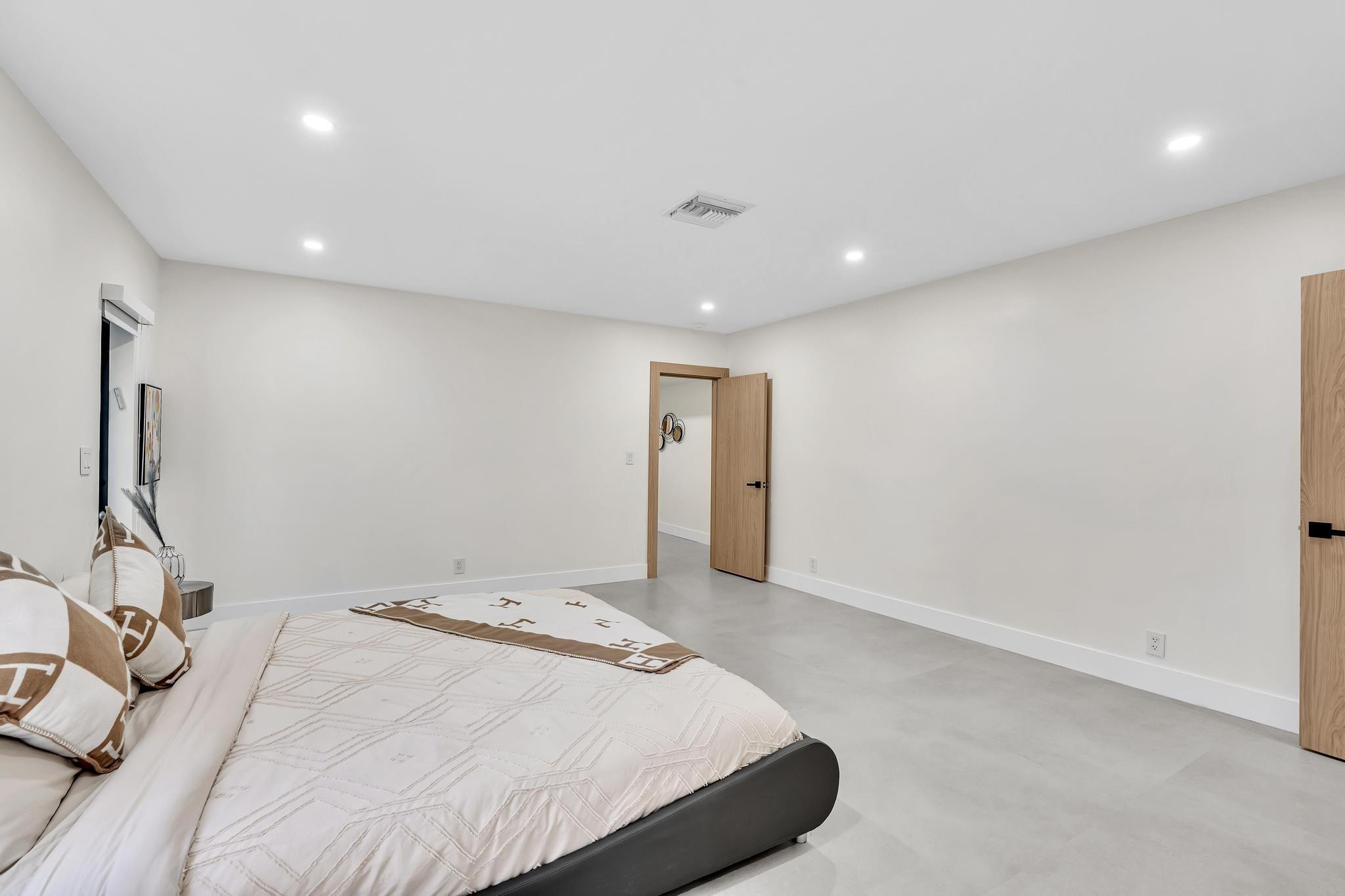 Emerald Hills 68-26 B - Residential