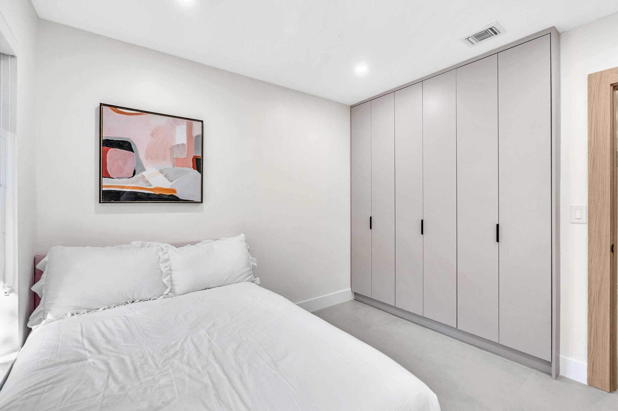 Emerald Hills 68-26 B - Residential