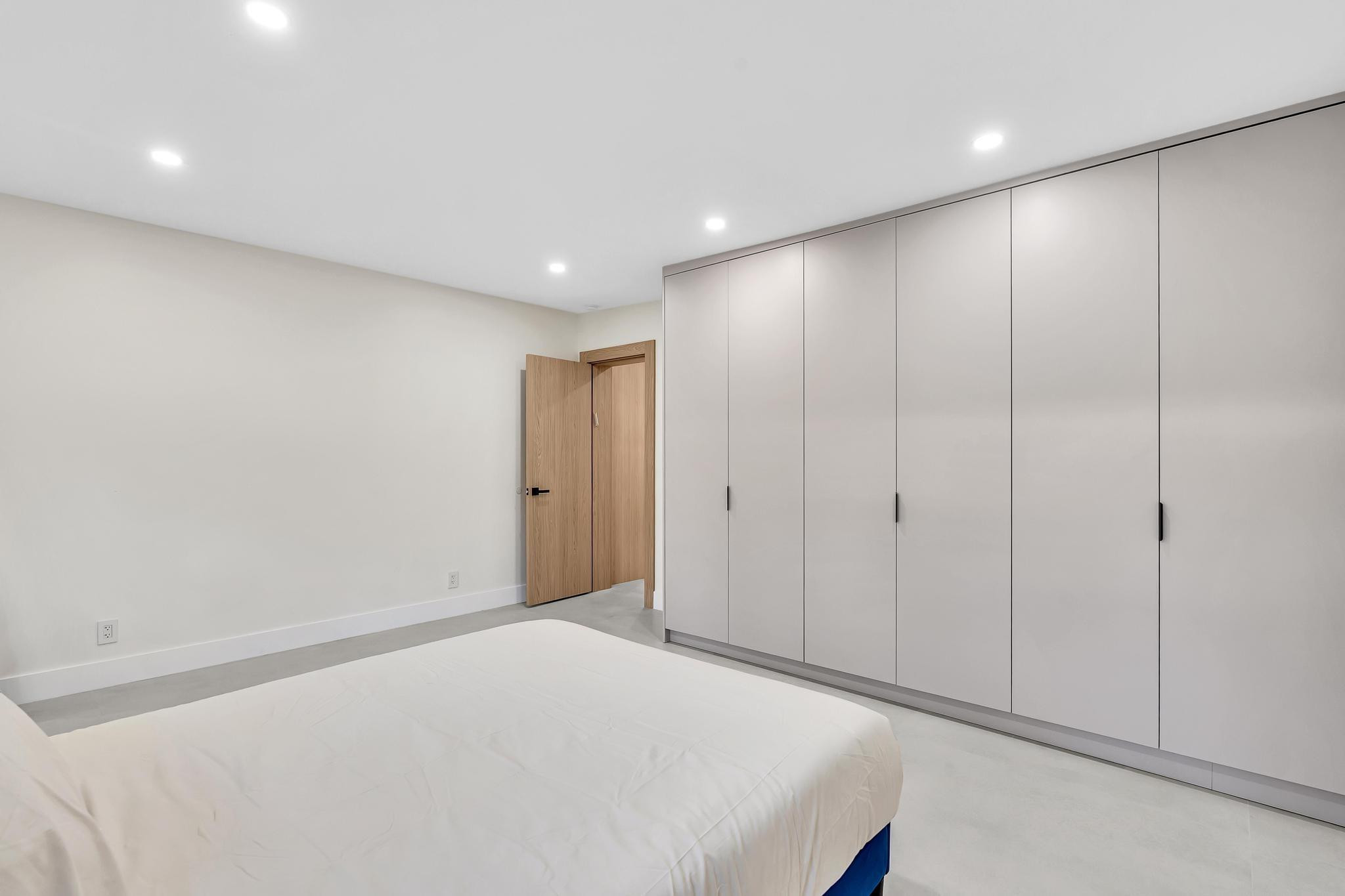 Emerald Hills 68-26 B - Residential