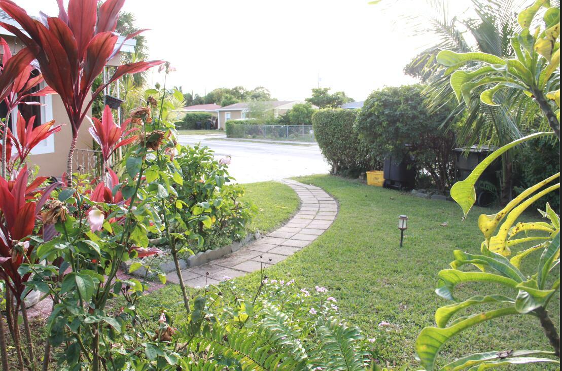 WHISPERING PALMS PL 4 IN - Residential