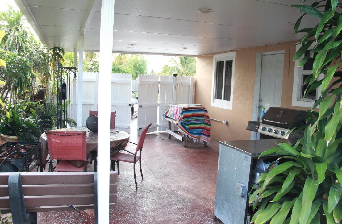 WHISPERING PALMS PL 4 IN - Residential