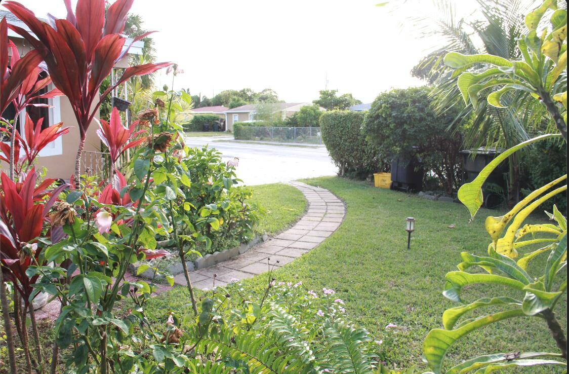 WHISPERING PALMS PL 4 IN - Residential