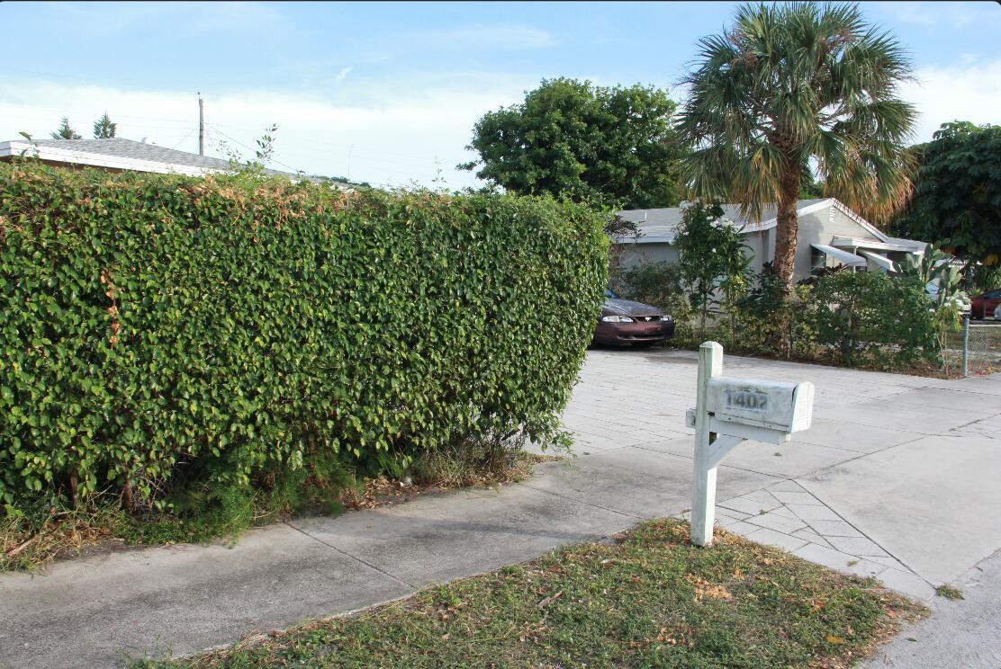 WHISPERING PALMS PL 4 IN - Residential