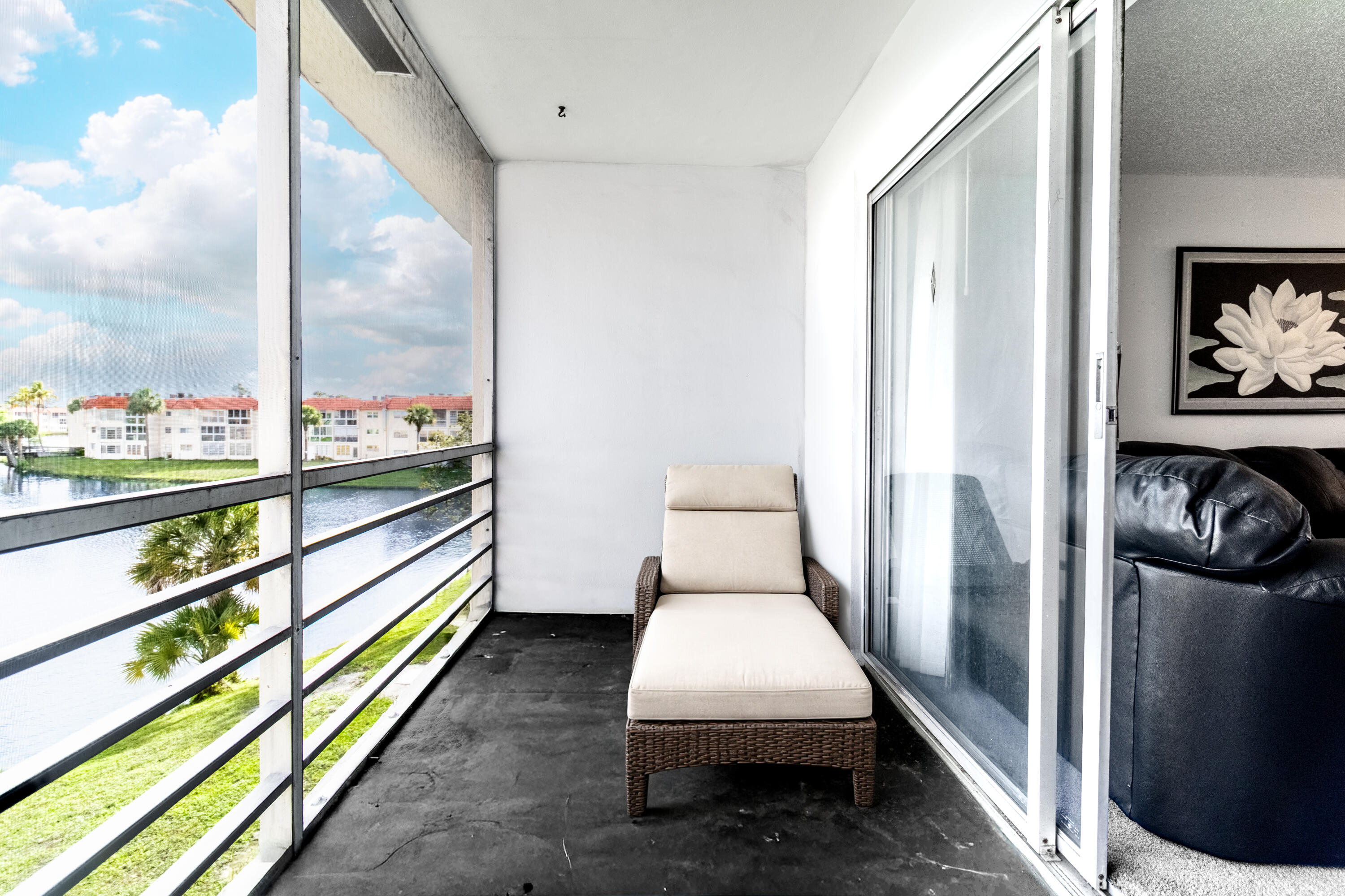 2800 Sunrise Lakes Drive W Apt 301