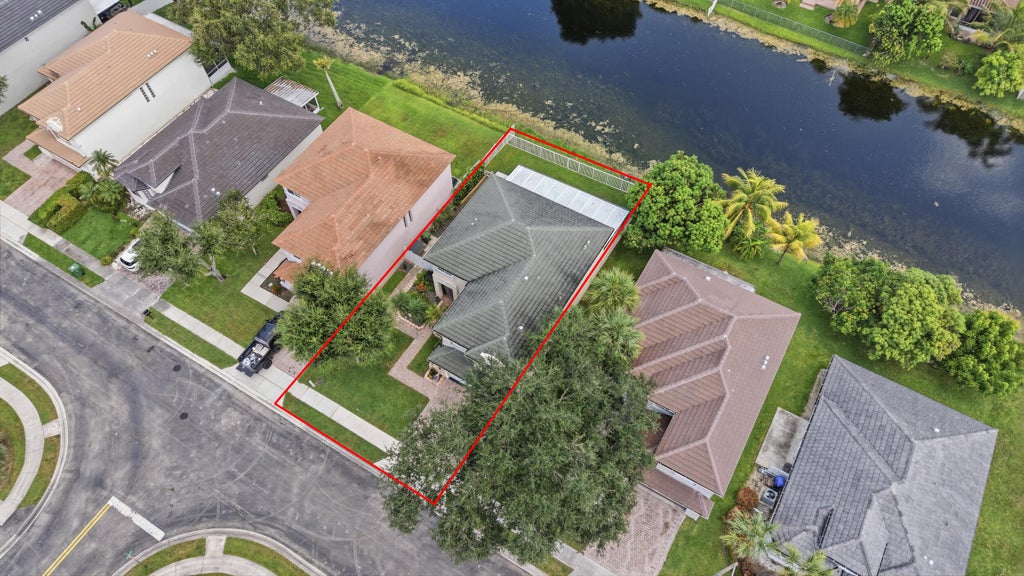 Photo of 9807 NW 20th Street, Pembroke Pines, FL 33024 (MLS # B26046063)
