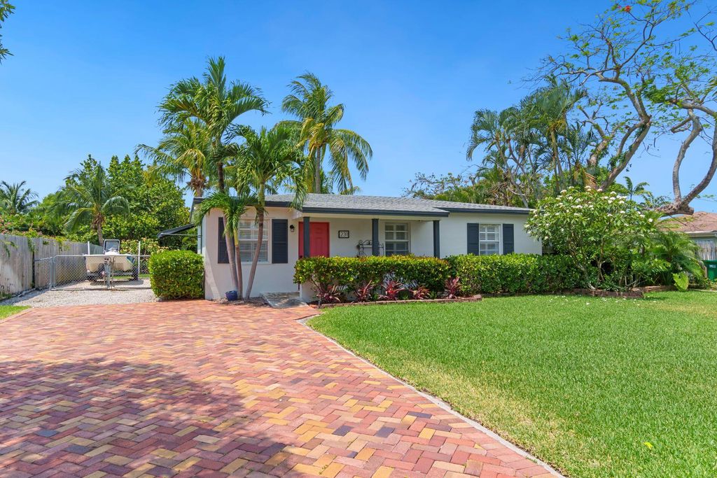Photo of 231 NE 16th Street, Delray Beach, FL 33444 (MLS # R10988823)