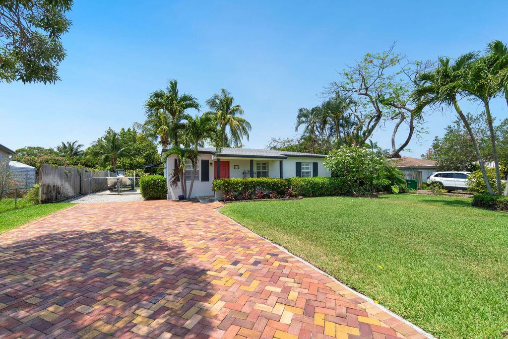 Photo of 231 NE 16th Street, Delray Beach, FL 33444 (MLS # R10988823)