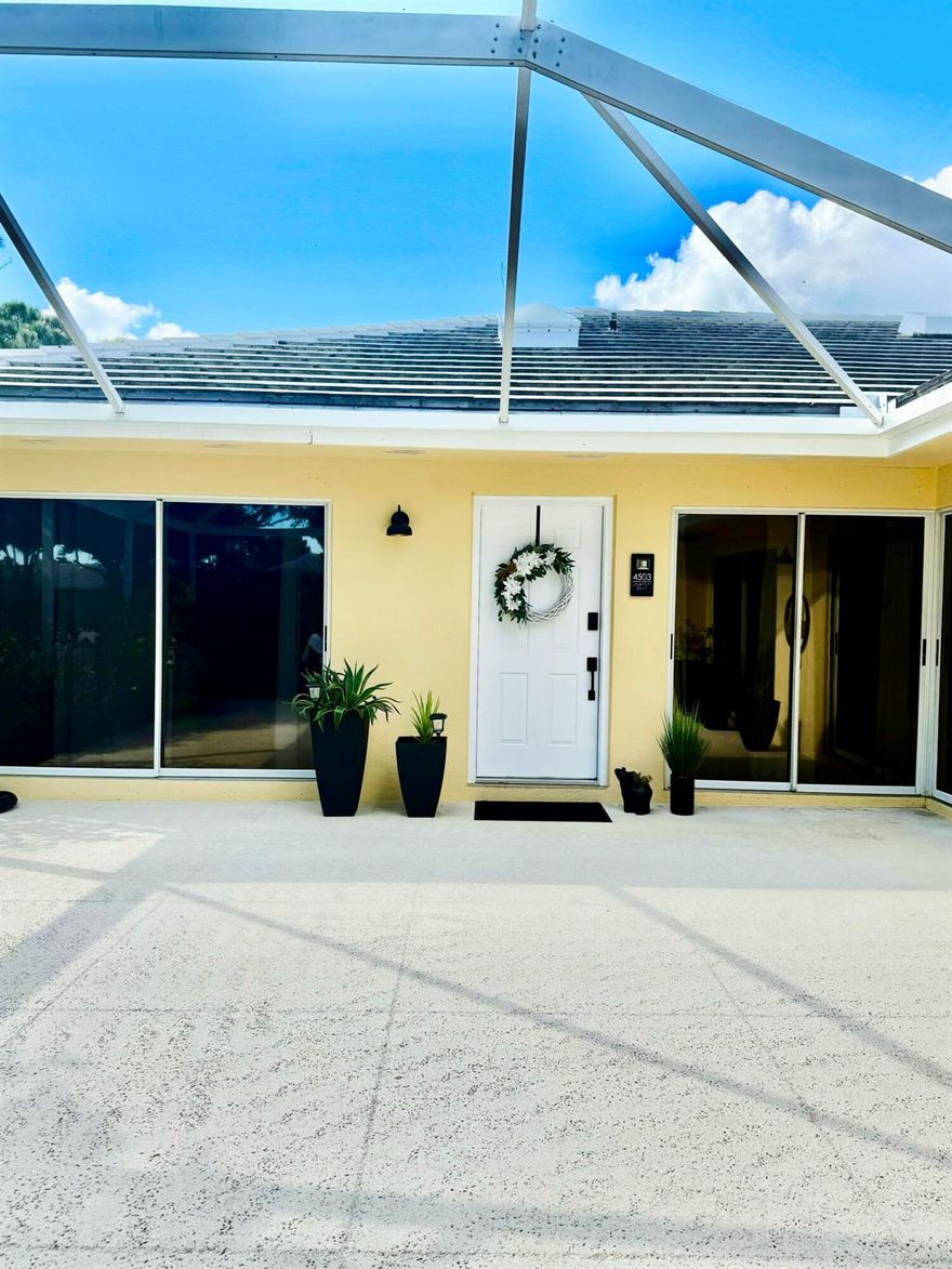 Gorgeous 2-bedroom 2 bath villa no stairs in Lake Catherine community. AC 1 years old, updated kitchen and bathroom with white quartz countertop.