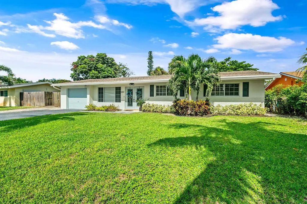Photo of 1059 SW 24th Avenue, Boynton Beach, FL 33426 (MLS # F10451392)