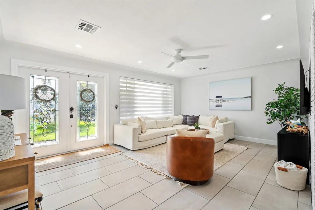 Photo of 1059 SW 24th Avenue, Boynton Beach, FL 33426 (MLS # F10451392)