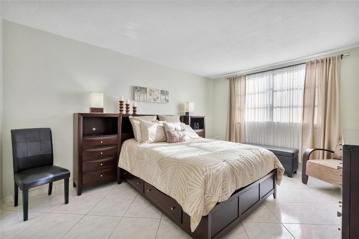 LAUDERDALE OAKS CONDO III - Residential