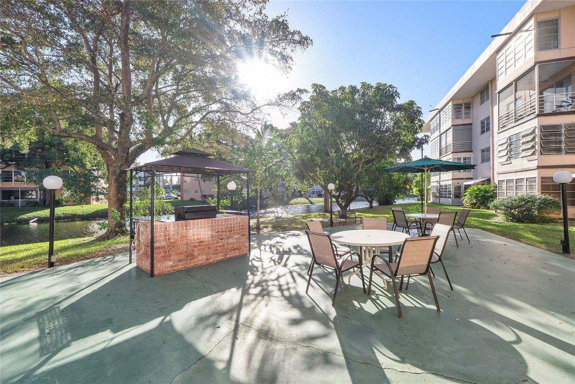 LAUDERDALE OAKS CONDO III - Residential