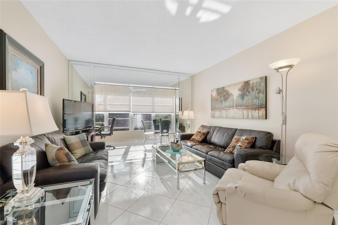 LAUDERDALE OAKS CONDO III - Residential