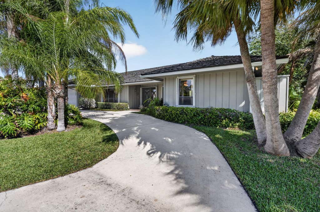 Photo of 9055 SE Harbor Island Way, Hobe Sound, FL 33455 (MLS # B26030394)