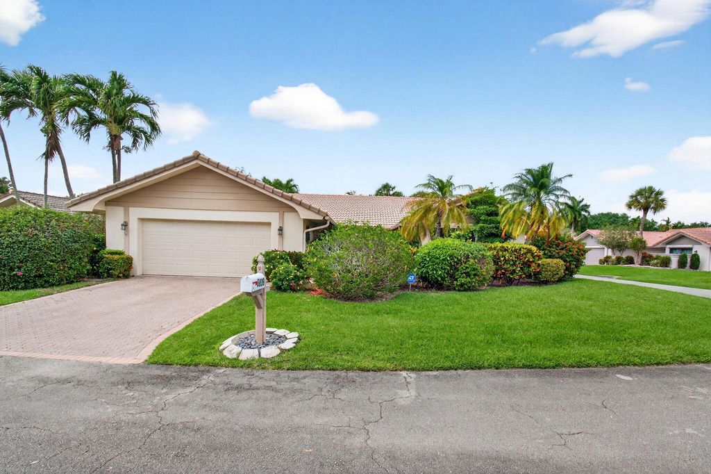 Photo of 6839 Villas Drive S, Boca Raton, FL 33433 (MLS # B26011384)