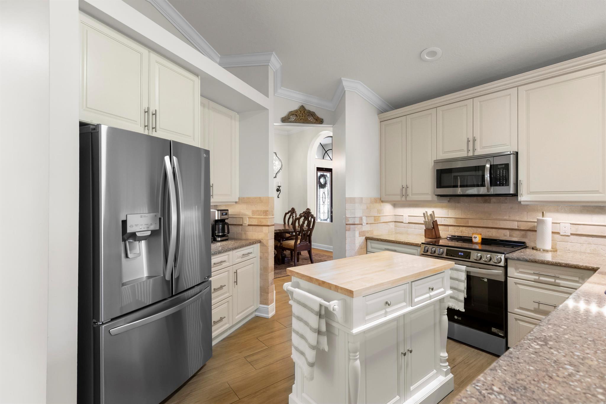 COUNTRY CLUB POINTE - Residential Lease