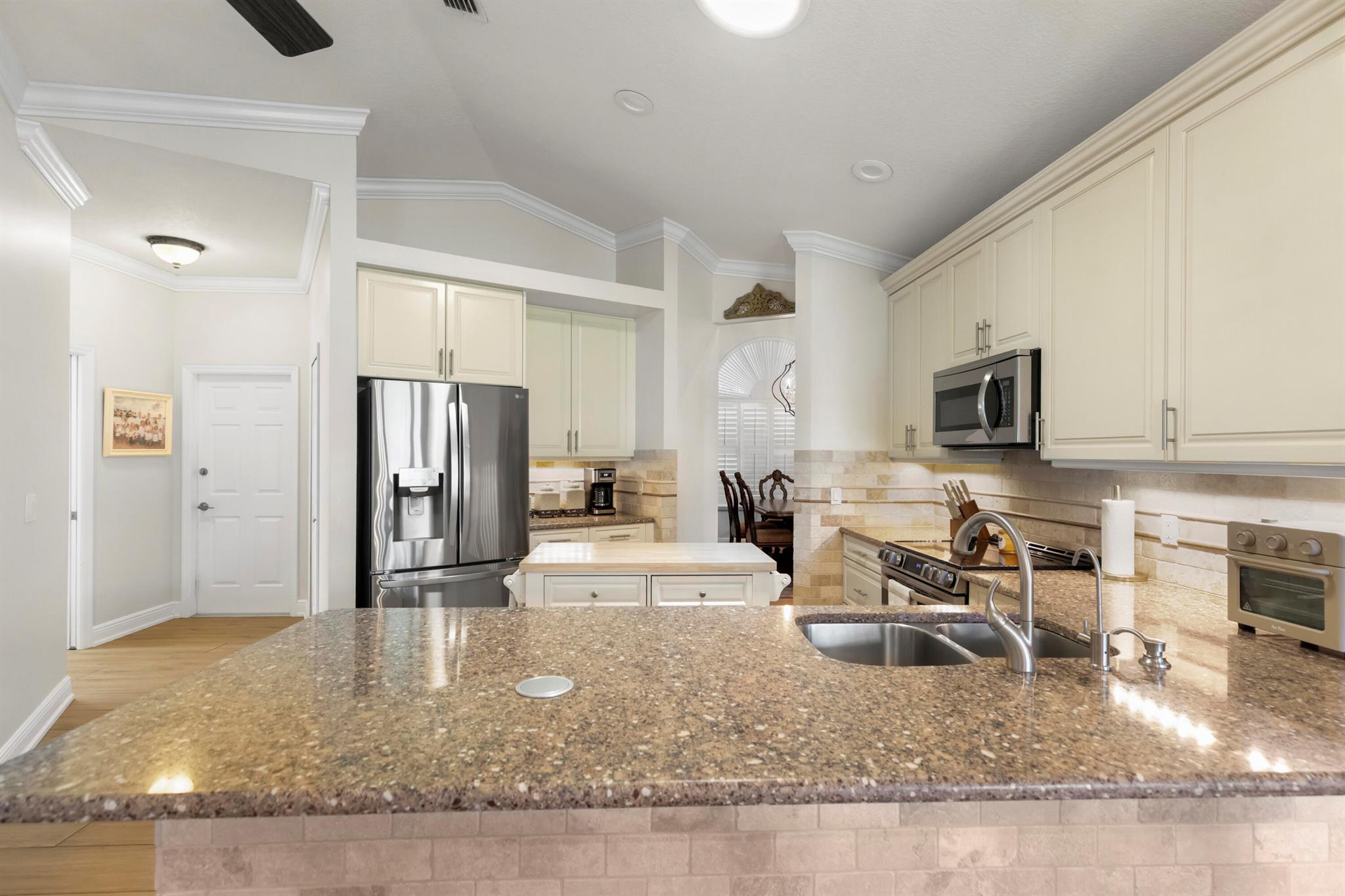 COUNTRY CLUB POINTE - Residential Lease